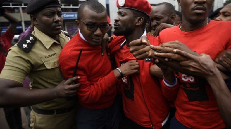 Dispersan con gas lacrimógeno en Uganda protesta contra tasa a redes sociales