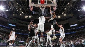 Giannis y Middleton comandan a Bucks al séptimo juego ante Nets.