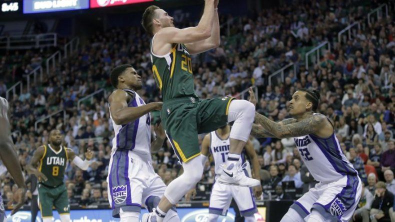 Jazz supera pérdidas de balón, gana a Kings 104-84