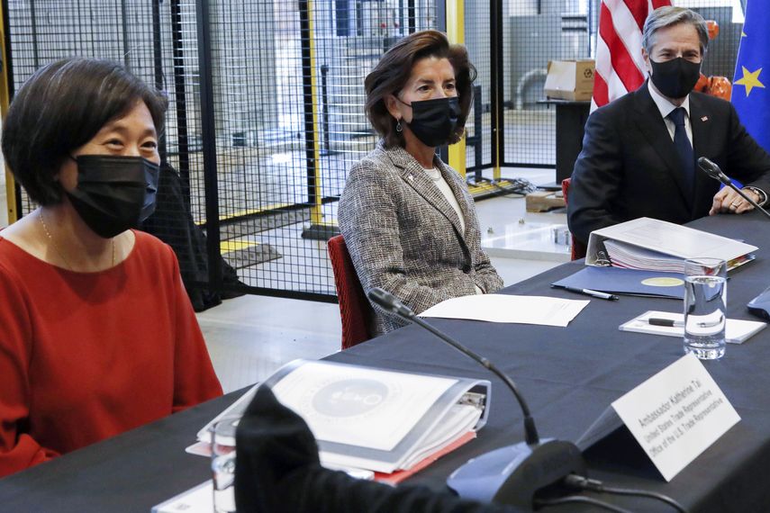 De izquierda a derecha: la representante comercial de Estados Unidos