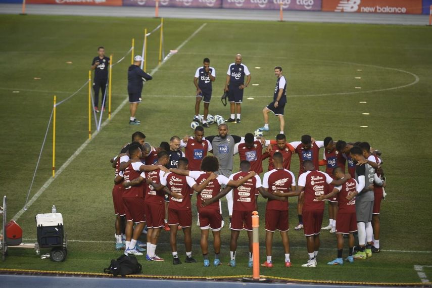 La selección de Panamá entrena con la mira puesta en Martinica