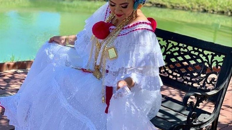 Delyanne Arjona muestra con orgullo la pollera panameña