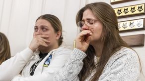 Los asesinatos dentro de una familia captan de inmediato la atención de las personas en una comunidad, pero rara vez consiguen el nivel de atención nacional que reciben los asesinatos a mansalva en escuelas, lugares de culto o restaurantes, subrayó un criminólogo que ha estudiado sobre el parricidio.