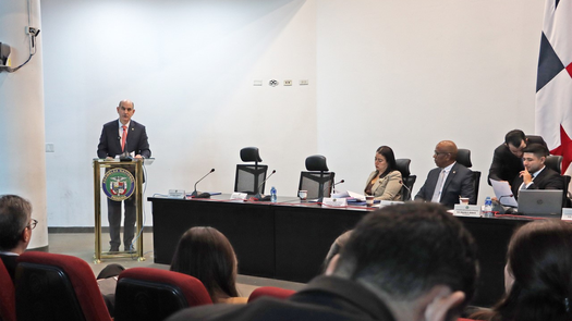 Ministro de Economía y Finanzas, Felipe Chapman, sustenta proyecto de sustancia económica. Ministro de Economía y Finanzas, Felipe Chapman, sustenta proyecto de sustancia económica.