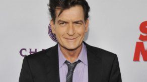 Exprometida demanda a Charlie Sheen por exponerla al VIH