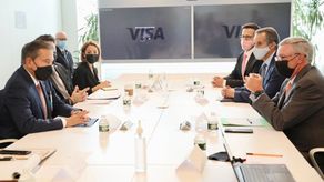 Laurentino Cortizo, presidente de Panamá, junto a directivos de Visa.