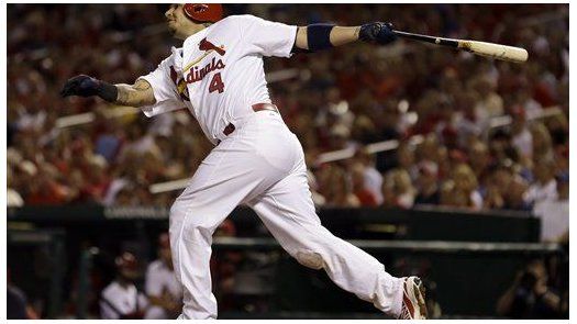 Jonrón de Molina impulsa triunfo de Cardenales