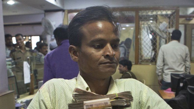 Revuelo en India por retiro del 85% de billetes circulantes