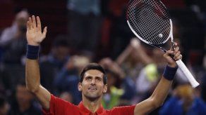 Djokovic remonta y avanza a semifinales en Shanghai
