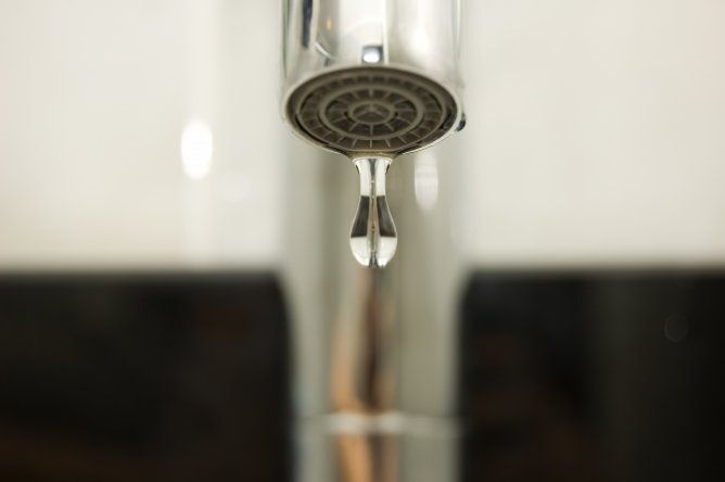 Debido a la baja productividad de agua por afectaciones en las potabilizadoras