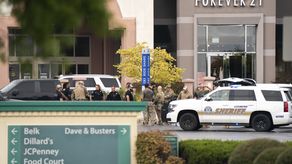 El SLED indicó que la policía del condado Hampton le pidió investigar. Hampton está a 129 kilómetros (80 millas) al oeste de Charleston.