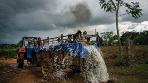 Cubanos lidian con el calor con una piscina rodante