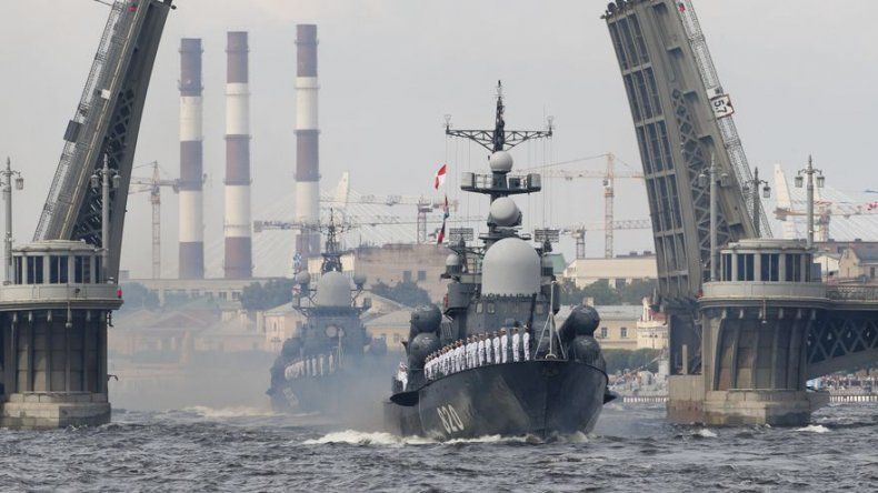 Putin exhibe la fuerza naval de Rusia con un gran desfile