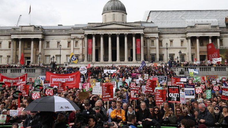 Miles de personas protestan en Londres contra los recortes del gobierno