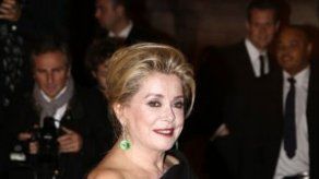 Catherine Deneuve y sesenta artistas piden que no se penalice la prostitución