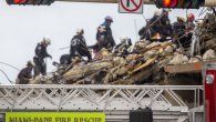 Surfside (United States), 30/06/2021.- A rescue team searches in the partially collapsed Champlain Towers South condominium building in Surfside, Florida, USA, 30 June 2021. Two children are among the 18 people confirmed dead, Miami-Dade County Mayor Daniella Levine Cava said at a Wednesday afternoon news conference. A total of 145 people remain unaccounted for. (Estados Unidos) EFE/EPA/CRISTOBAL HERRERA-ULASHKEVICH Surfside (United States), 30/06/2021.- A rescue team searches in the partially collapsed Champlain Towers South condominium building in Surfside, Florida, USA, 30 June 2021. Two children are among the 18 people confirmed dead, Miami-Dade County Mayor Daniella Levine Cava said at a Wednesday afternoon news conference. A total of 145 people remain unaccounted for. (Estados Unidos) EFE/EPA/CRISTOBAL HERRERA-ULASHKEVICH