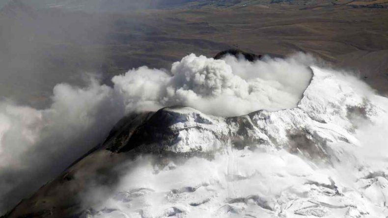 Volcán Cotopaxi amenaza unos 300.000 ecuatorianos