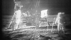 Subastarán polvo lunar recogido por Neil Armstrong