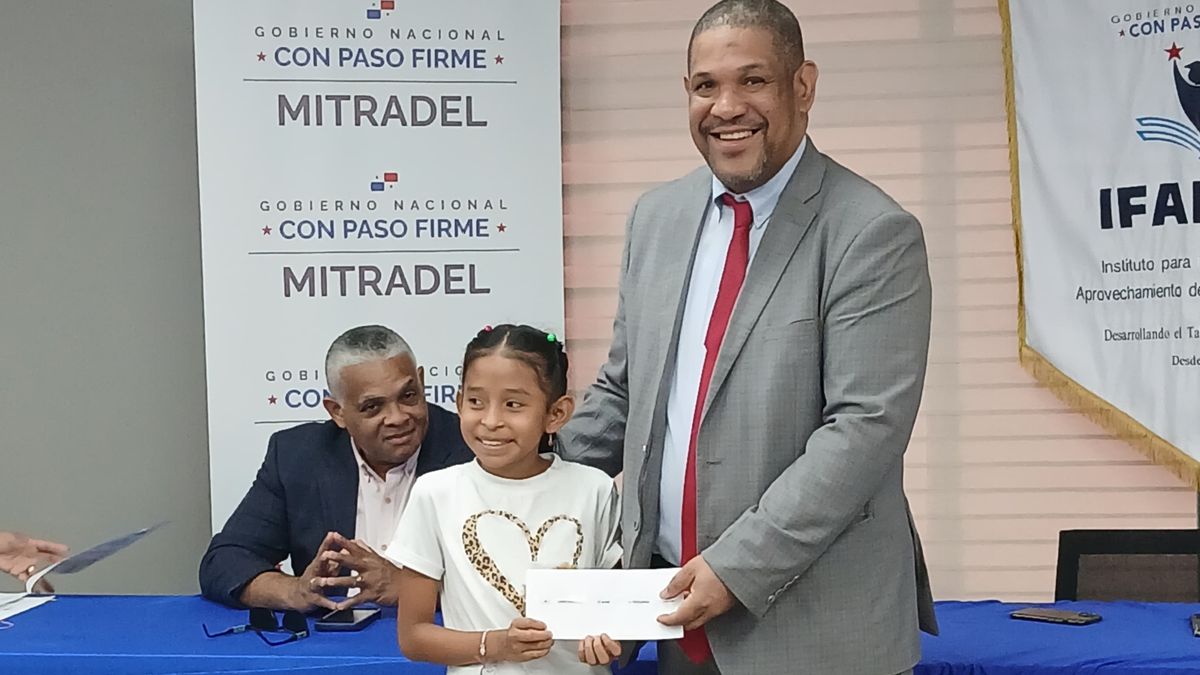 IFARHU continúa la entrega de cheques del programa Abrazo de