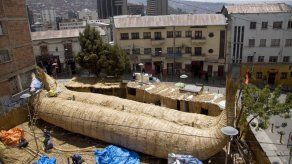 Estadounidense hará larga travesía en balsa de juncos