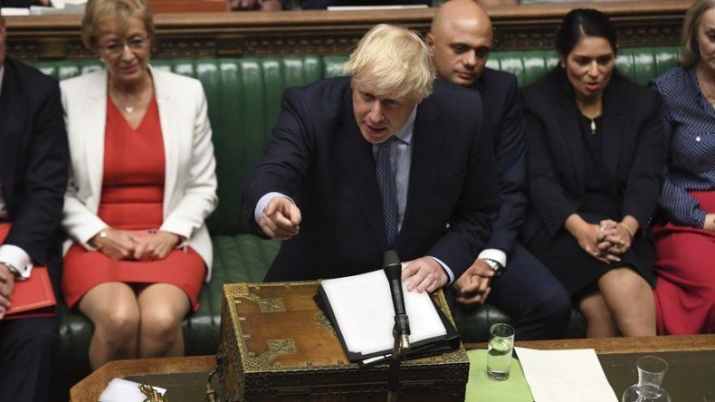 Boris Johnson recibe críticas por su tono combativo