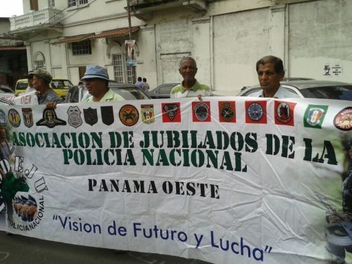 Jubilados de la Policía de Panamá Oeste protestan en la Asamblea