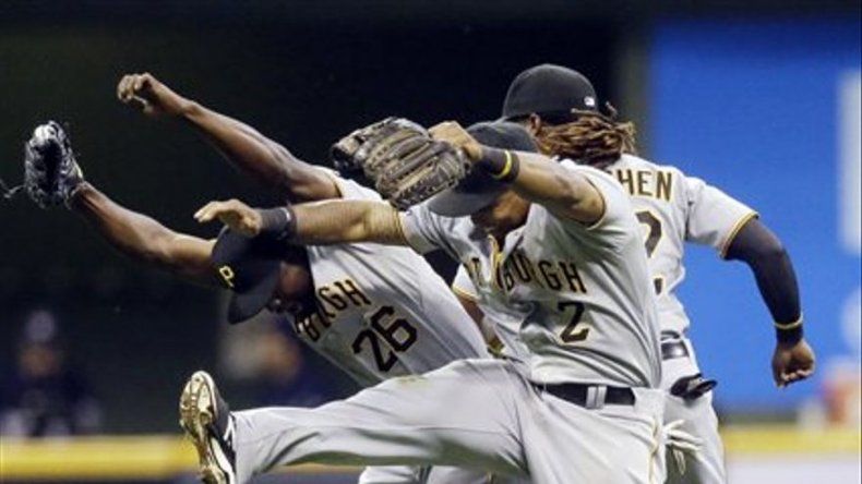 Piratas honran a Clemente y se olvidan de miserias
