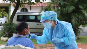 Personal de salud aplica una prueba de hisopado para detectar covid-19.