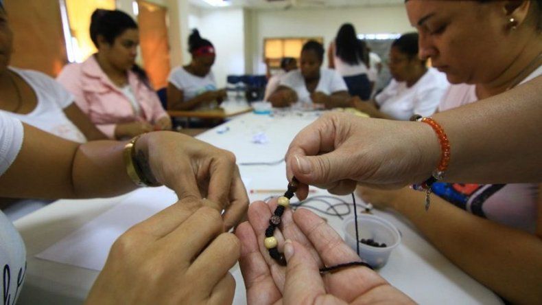 Confeccionar rosarios para la JMJ, la ilusión de un grupo de reclusas en Panamá