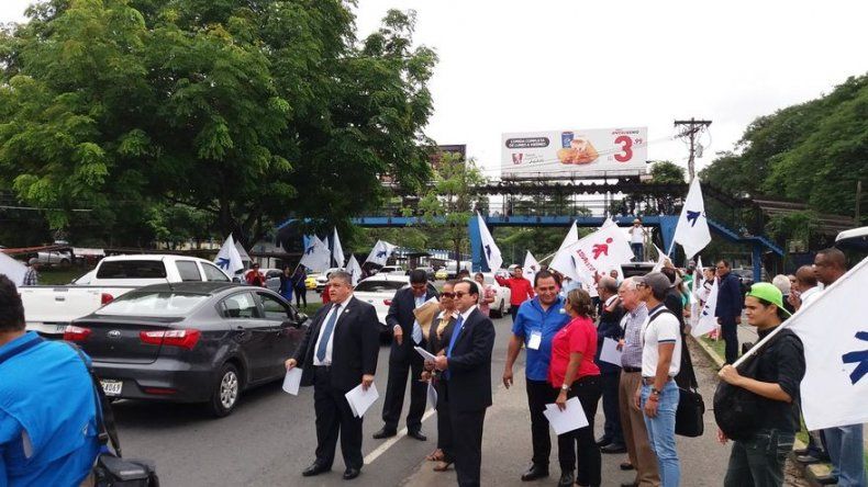 Estudiantes y administrativos de la UP realizan volanteo, piden respeto a autonomía