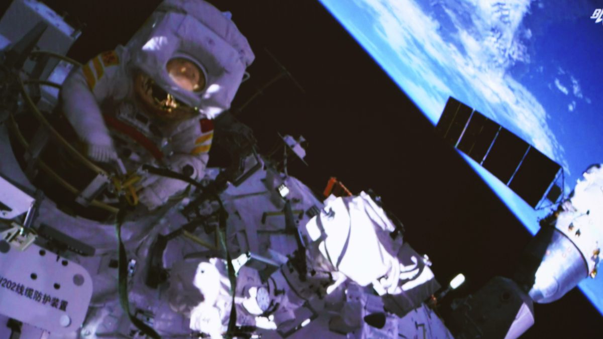 A los tres se les sumarán otros tres astronautas cerca del final de la misión, la primera vez que la estación contará con seis astronautas a bordo.