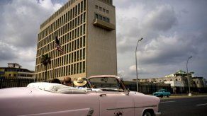 Cubanos abarrotan con preguntas a embajada de EEUU por visas