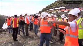 Canal llena nuevo cauce excavado para las nuevas esclusas Canal llena nuevo cauce excavado para las nuevas esclusas