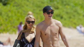 Paris Hilton canta al amor