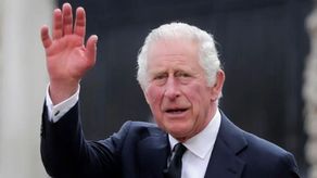 Rey Carlos III desafía los rumores de su muerte y reaparece más hinchado