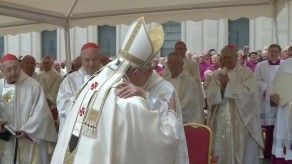 Benedicto XVI reaparece en la canonización de Juan XXIII y Juan Pablo II