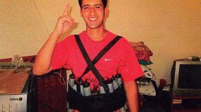 Sonriendo con un chaleco bomba: fotos muestran preparativos de yihadistas de Cataluña