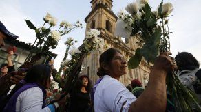 Colombianos marchan para que se respete acuerdo de paz