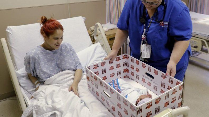 Pediatras recomiendan que los bebés duerman con los padres