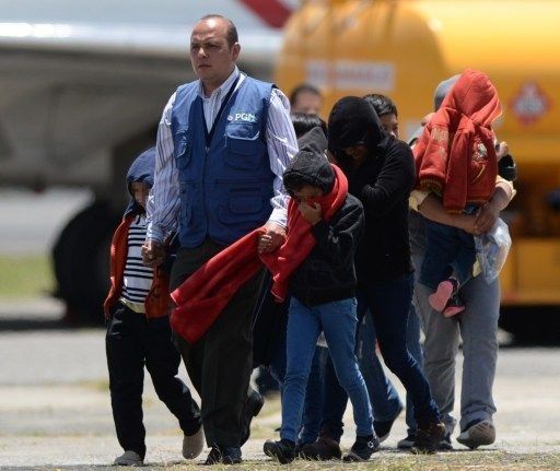 Guatemala recibe a niños deportados de EE.UU.