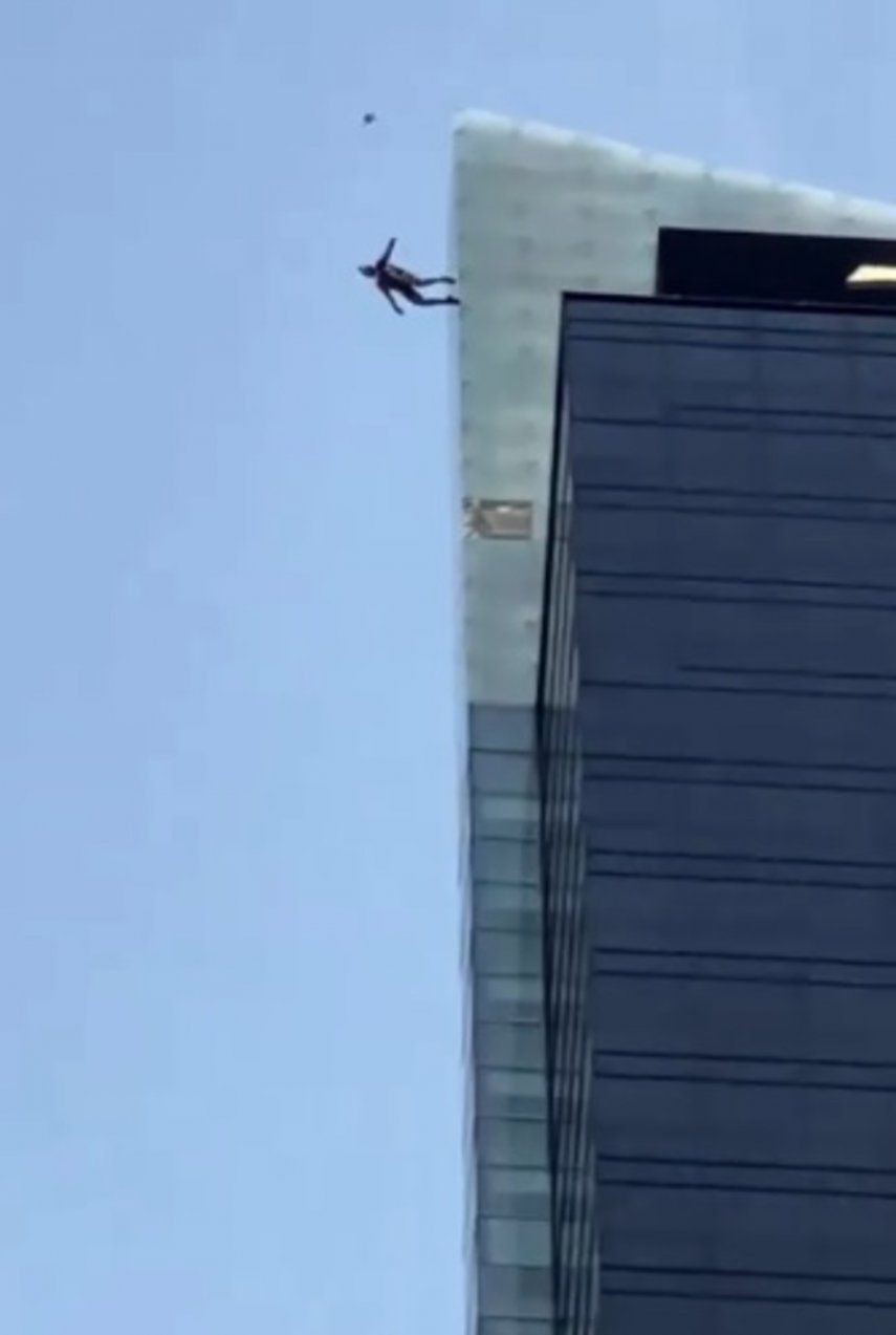 Hombre se lanza en paracaídas en plena ciudad de Panamá