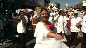 Delyanne Arjona muestra con orgullo la pollera panameña