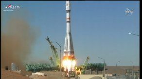 Equipo ruso llega a la ISS para filmar la primera película en el espacio