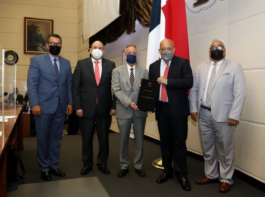 Magistrados del Tribunal Electoral con el documento del proyecto de ley 545.