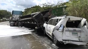 Hay dos mulas involucradas y otros 7 automóviles particulares involucrados.
