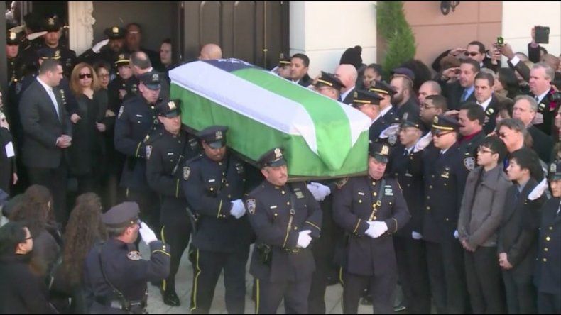 Más de 20.000 despiden al policía de NY caído, sigue tensión