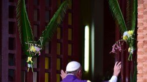 El papa abre la puerta santa de la catedral de Bangui