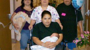 Adolescente en California da a luz mientras se duchaba