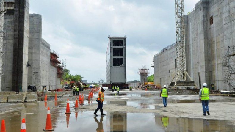 Cientos de trabajadores de la ampliación del Canal de Panamá en huelga