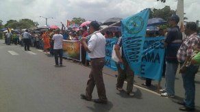 Docentes cada vez exigen más para suspender huelga